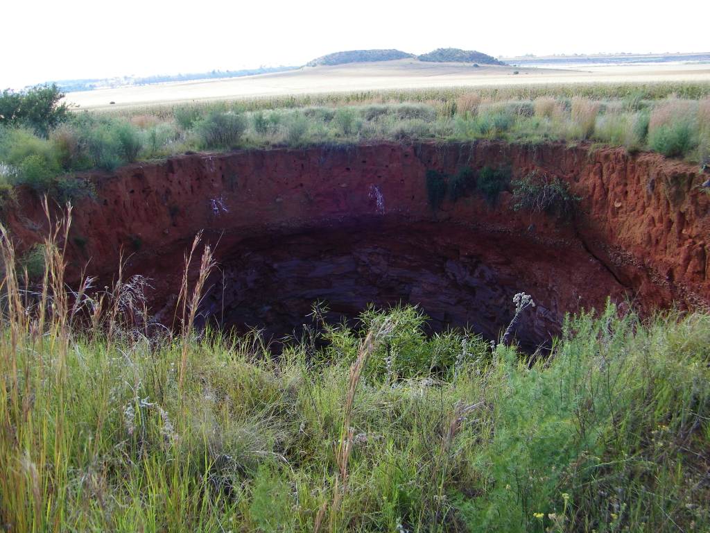 Jachtfontein sinkhole.jpg